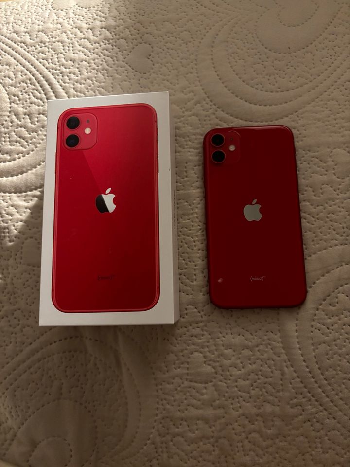 iPhone 11 in Rot mit 64 GB in Karlsfeld