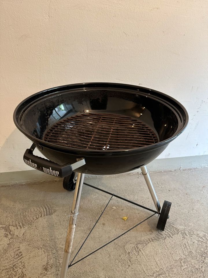 Weber Kugelgrill Grill 57 cm mit Weber Anzündkamin in Stuttgart