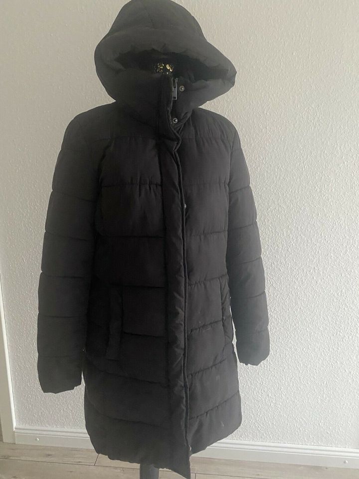 schwarzer Parka in Mönkhagen