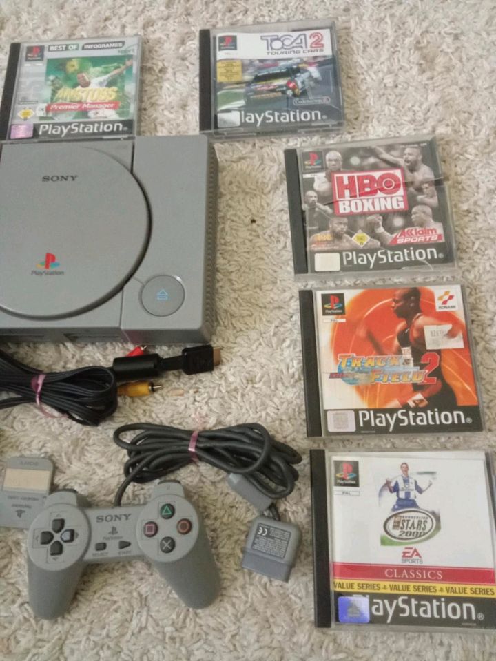 Playstation PS1 mit Spiele und Controller in Berlin