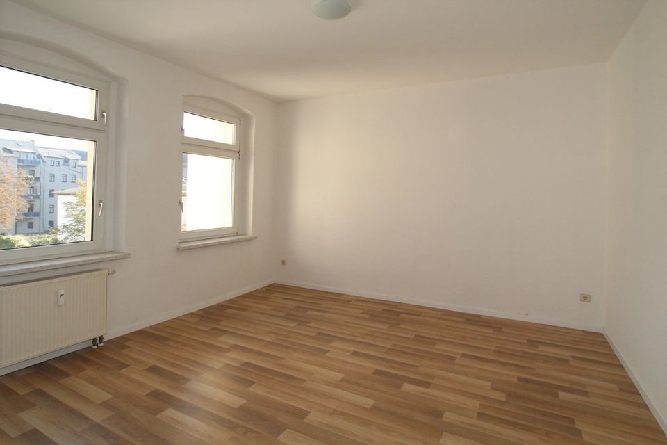 Großes Wohnzimmer mit dekorativer Säule... in Chemnitz