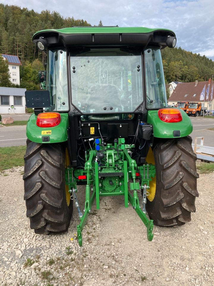John Deere 5067E Traktor in Immendingen