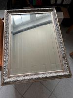 Spiegel mit verzierten Rahmen 83 cm x 63 cm in Silber Gold Nordrhein-Westfalen - Neuenrade Vorschau