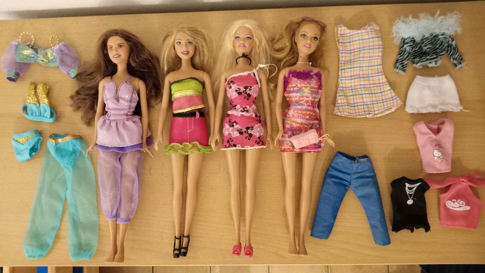 4 Barbies Puppen Mattel, Kleidung, Tasche, Sommer blond, brünett in Königsbach-Stein 