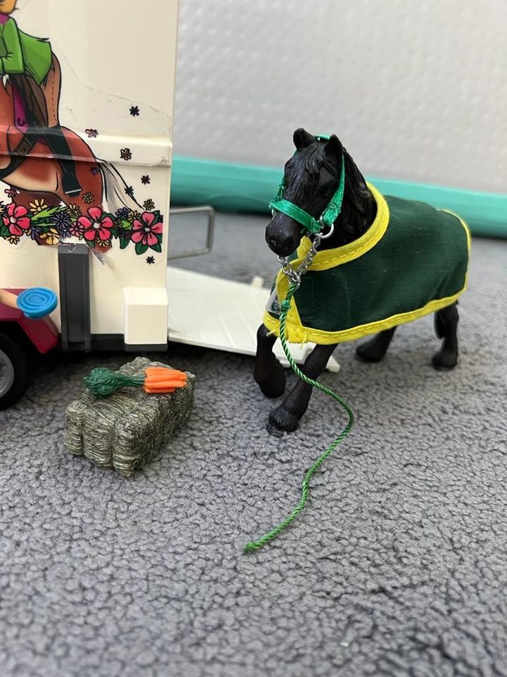 Schleich Horse Club Jeep mit Pferdeanhänger in Langenhagen