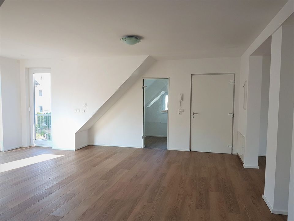 Einmalige Zukunftsinvestition in moderne, kernsanierte 3,5 Zi.-Wohnung mit ausgebautem DG in Stuttgart