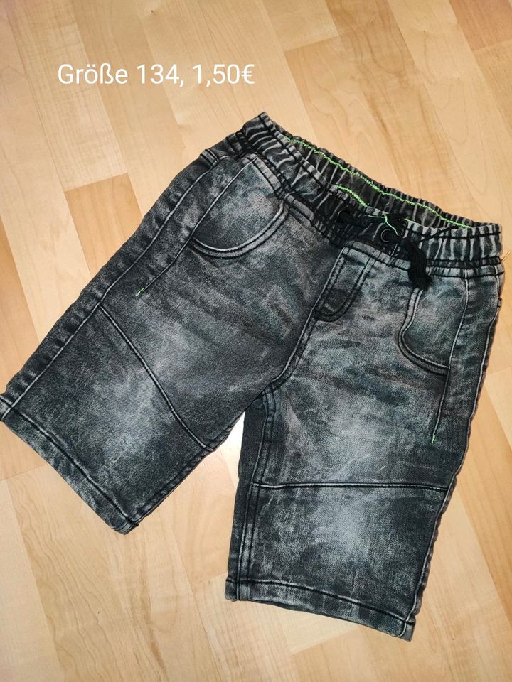 Jeansshirts, kurze Hose, kurze Jeanshosen im Set in Celle