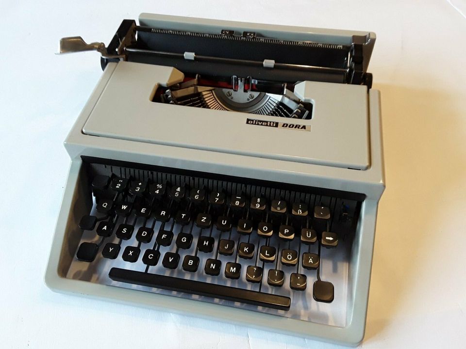 mechanische Schreibmaschine olivetti DORA in Nordrhein-Westfalen -  Petershagen | Kunst und Antiquitäten gebraucht kaufen | eBay Kleinanzeigen  ist jetzt Kleinanzeigen