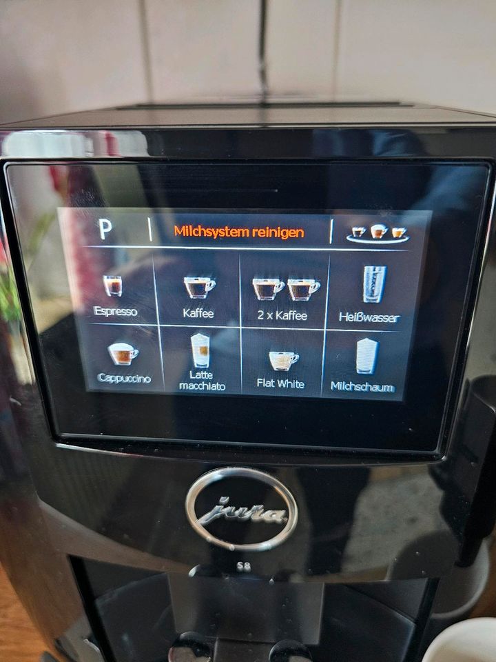 Kaffeevollautomat Jura S8 piano black+WiFi Connect+ Milchbehälter in Lauf