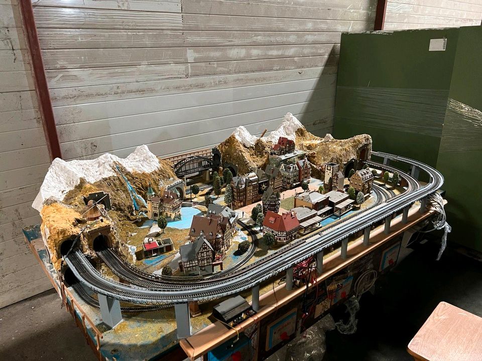 Modell-Eisenbahnanlage mit diversem Zubehör in Celle