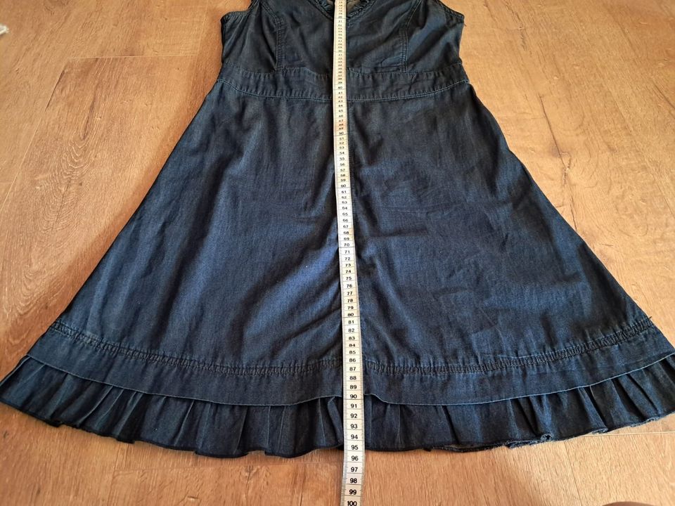 Ärmelloses Kleid von Zero mit Rüschen und schmaler Taille 38 in Mannheim