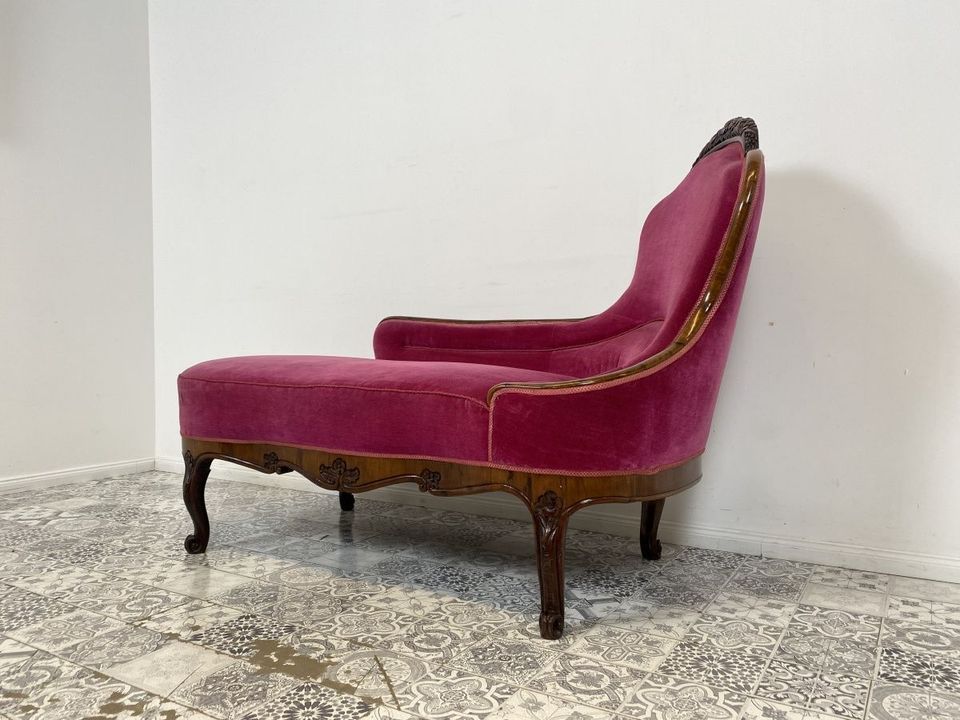 WMK Wunderschöne, gemütliche & gut erhaltene nordische antike Chaiselongue mit edlem Samtbezug & reichverziertem Holzrahmen # Liege Sofa Couch Sessel Bank Sitzbank loveseat Chippendale Barock Vintage in Berlin