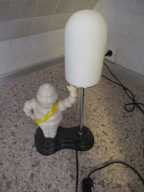 Seltene Tischlampe mit original MICHELIN PORZELANFIGUR in Kelkheim