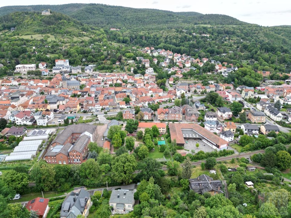 Dieses 1.344 m² große Baugrundstück liegt im Innenbereich von Bad Blankenburg und eignet sich für den Bau eines Ein- oder Zweifamilienhauses. Einen Bebauungsplan gibt es hier nicht – der Hausbau... in Bad Blankenburg