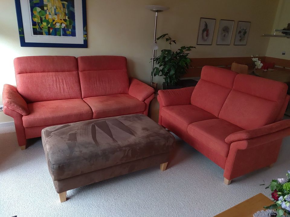 2x Federkern-Sofa mit Hocker in Nidderau