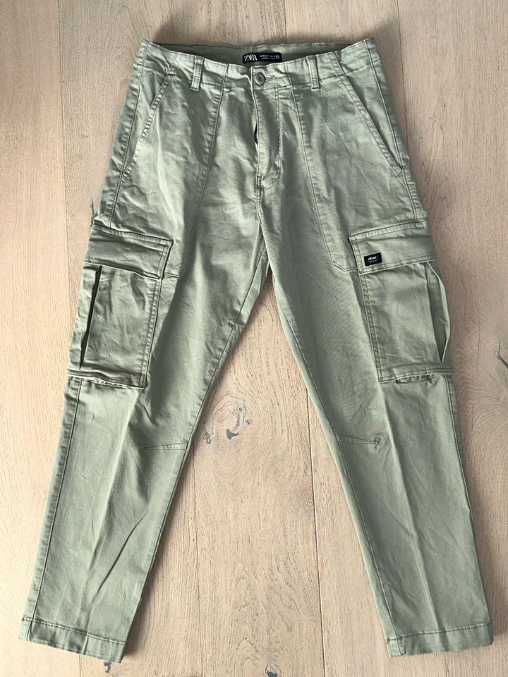 Grüne Zara Cargo Hose in Köln