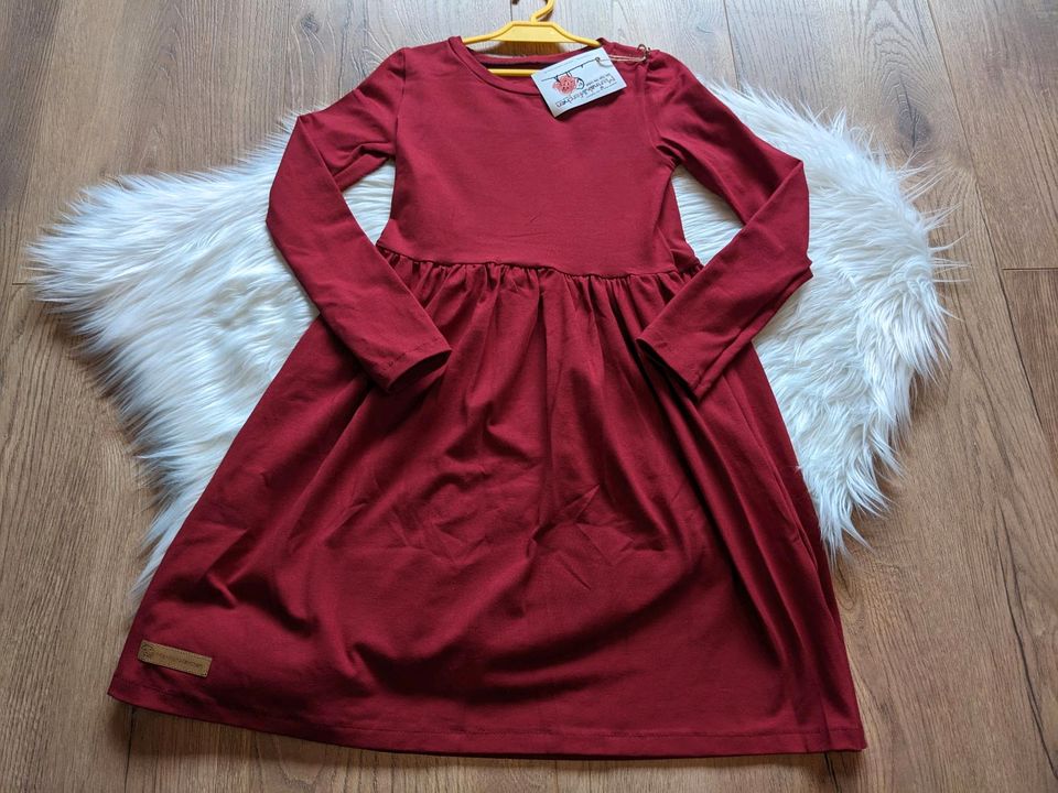 Handmade Kleid rot Bordeaux Gr. 134 langarm Weihnachten in Feldatal