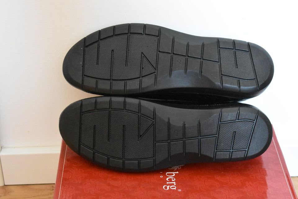 NEUE Schuhe Halbschuhe Loafer Mokassins Damen schwarz Gr. 40 in Thale