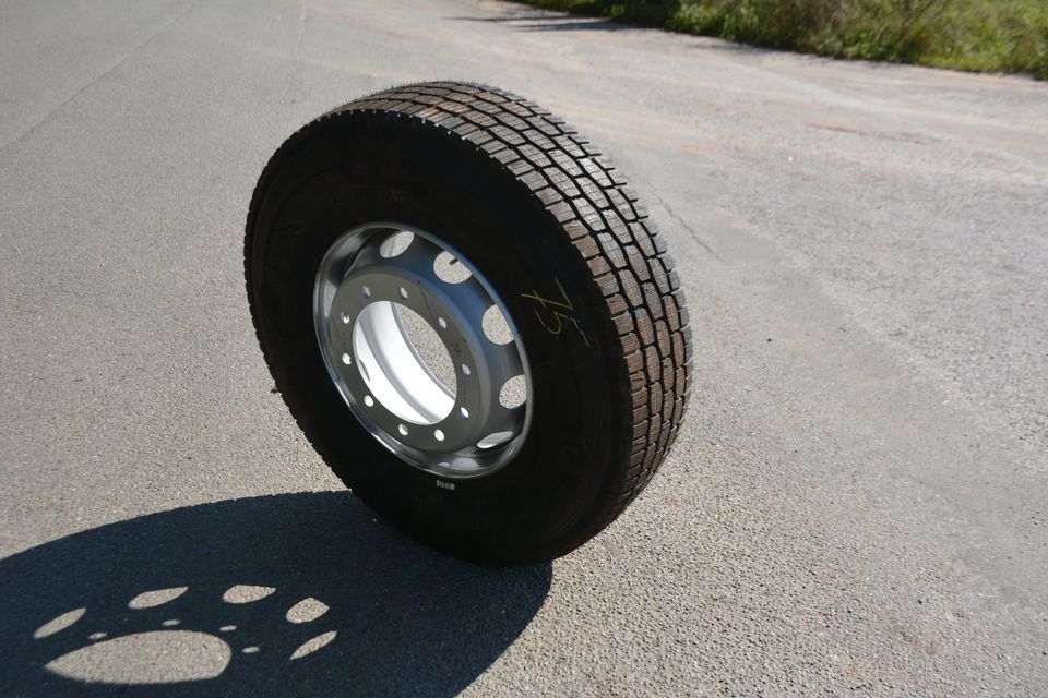 295-80-22,5 MICHELIN MULTI WINTER FELGE 22,5x8,25 KOMPLETTRAD in Hessisch Oldendorf