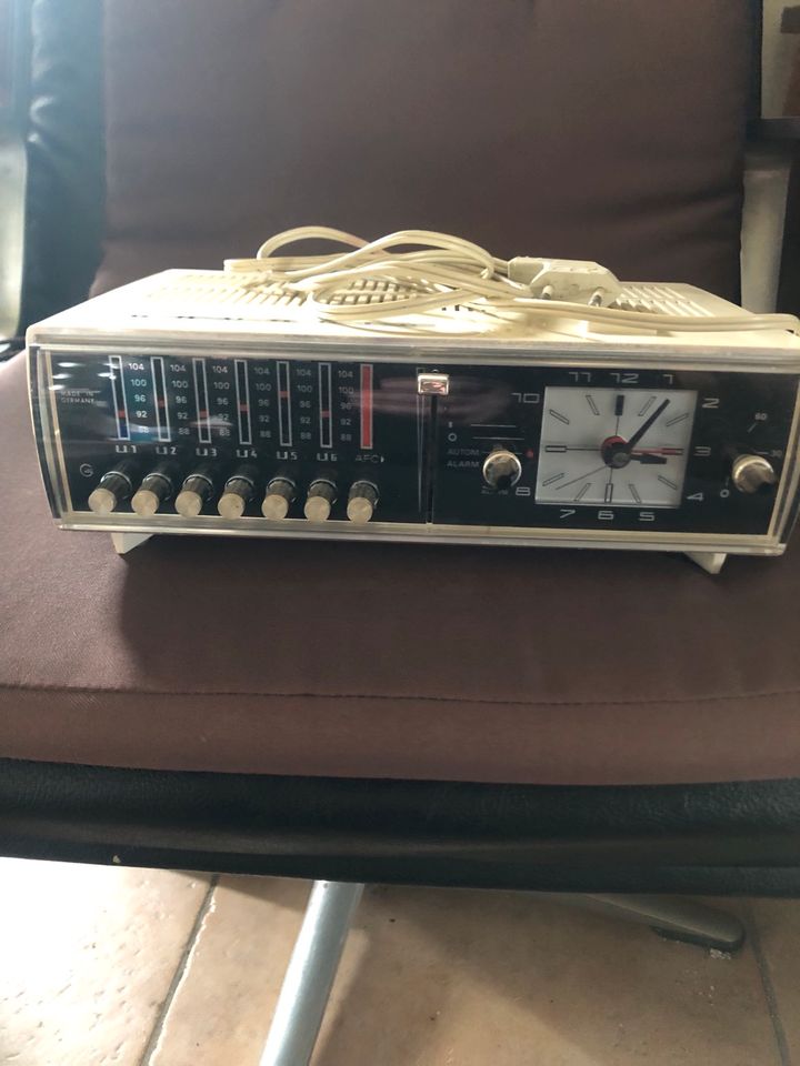 Grundig Radio mit Uhr und Wecker. Retro in Lübbecke 