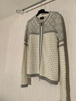 Strickjacke, Größe 40, weiß mit Muster, Bogner Berlin - Reinickendorf Vorschau