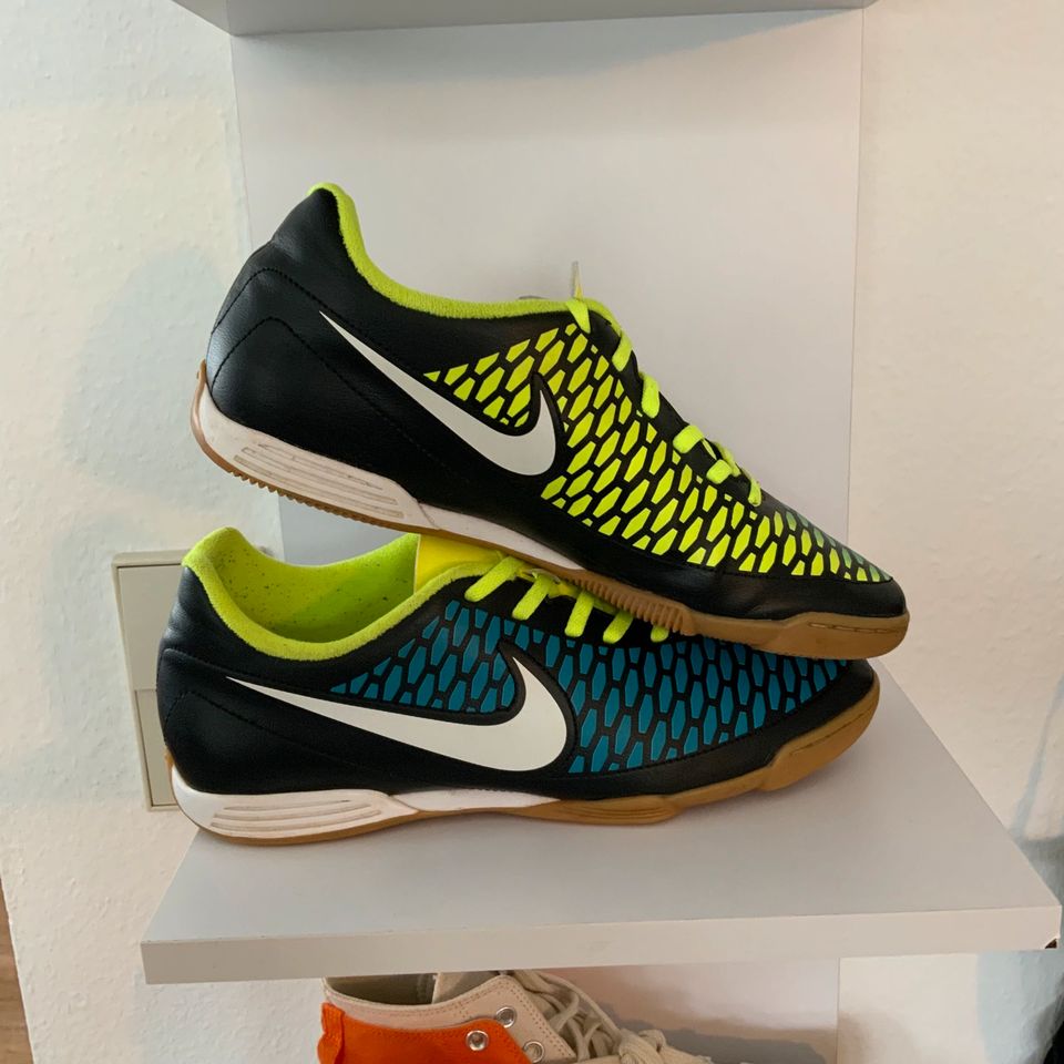 Nike Sport-/Fußballschuhe blau/schwarz/gelb in Tübingen