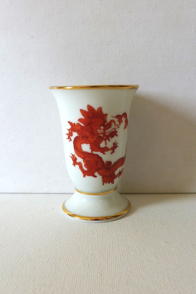 Alt vintage Porzellan Vase weiß roter Drache Meißen handgemalt in Adorf-Vogtland