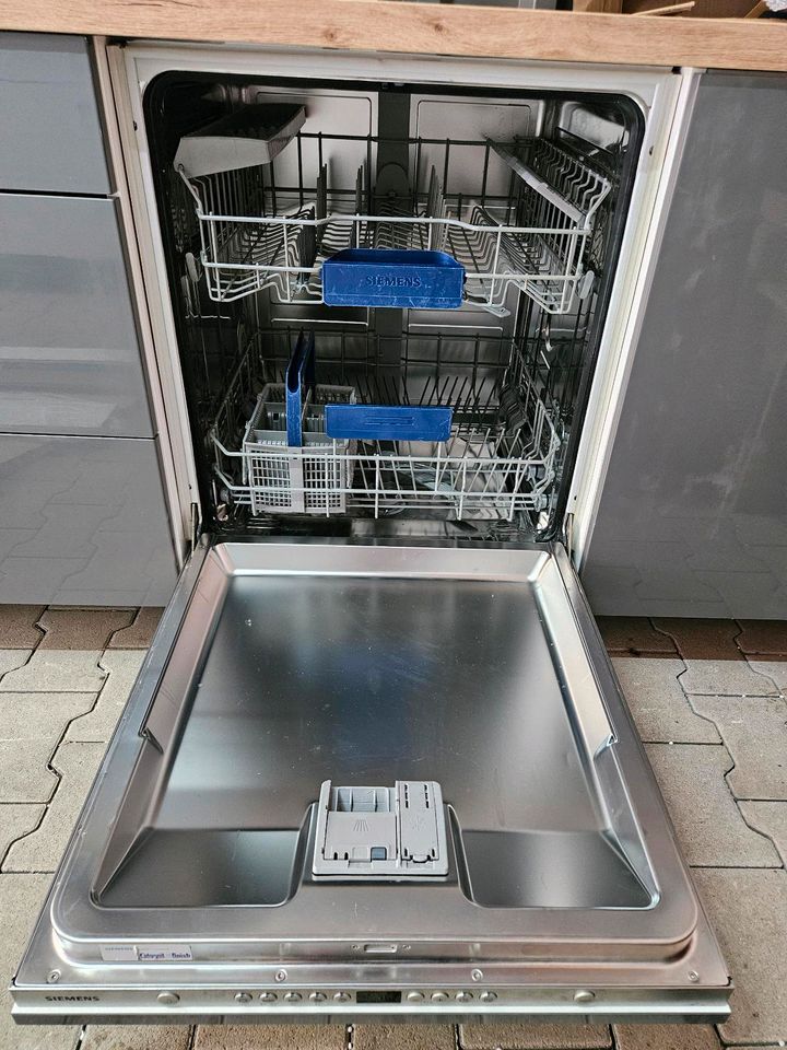 Nobilia küche Grau Hochglanz inklusive Siemens E-Geräte in Gelsenkirchen