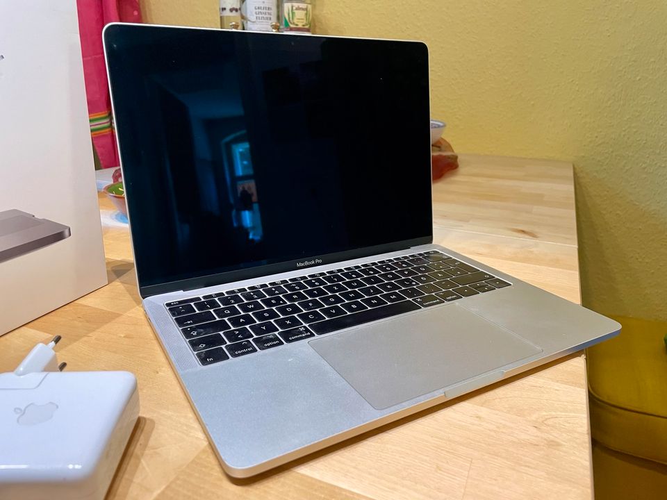 MacBook Pro 13“ / 8GB RAM / 256GB SSD - TOP mit OVP! in Berlin