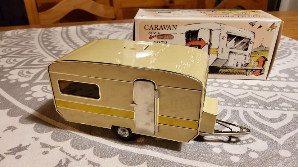 KOVAP 1/35 WOHNWAGEN 1973 CARAVAN / HOCHZEIT - Spardose NEU in Hüfingen