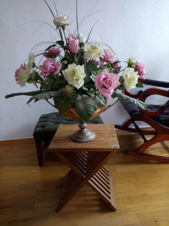 Vase mit Kunstblumen in Barsinghausen