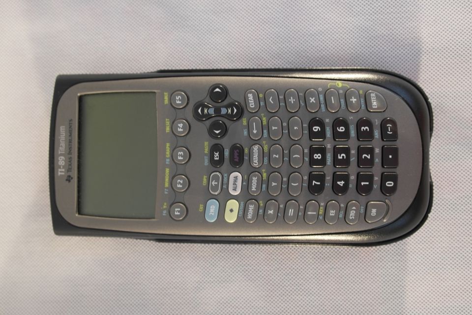 TEXAS INSTRUMENTS TI-89 Titanium Grafikrechner Sehr guter Zustand in Berlin