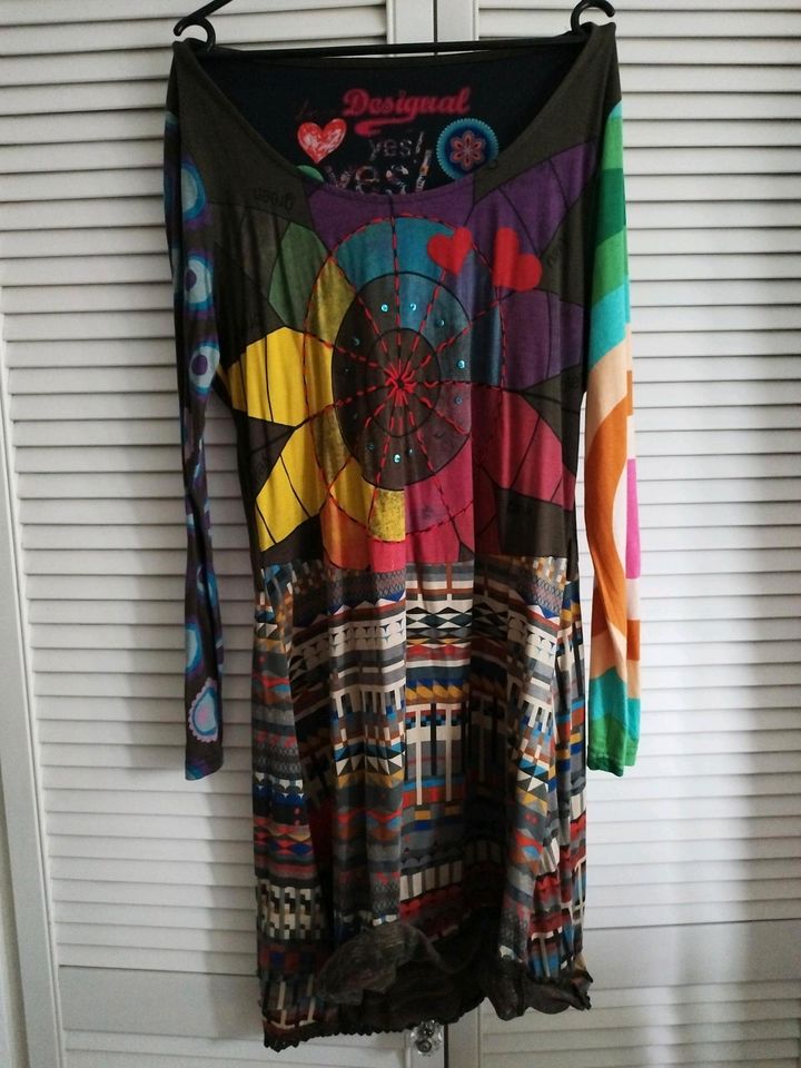 Kleid mit passender Tasche. Desigual in Ennepetal