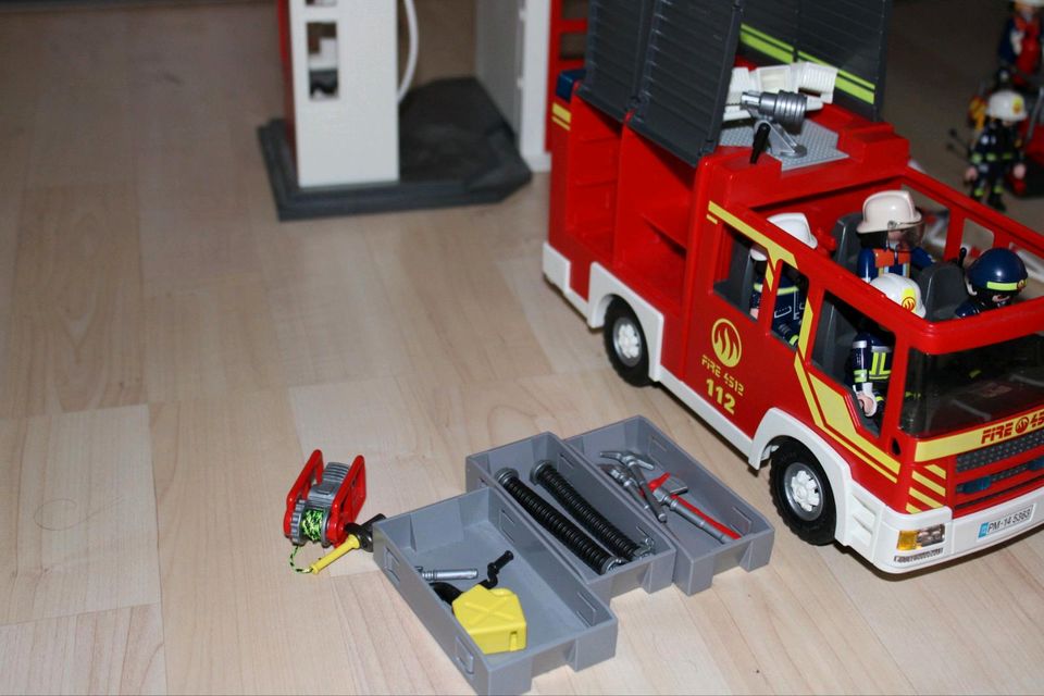 Playmobil Feuerwache inklusive Fahrzeug in Merzig