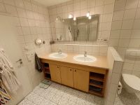 Badezimmer Schrank mit Becken und Armaturen Baden-Württemberg - Weissach Vorschau