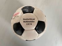 Fussball von 1974 Aufdruck "Deutschland Weltmeister 1974" Nordrhein-Westfalen - Solingen Vorschau