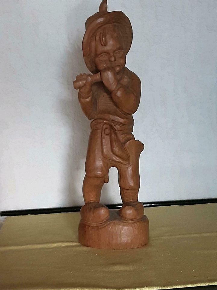 Flötenspieler, Flötist, Holzfigur hangeschnitzt, 39 cm hoch in Overath