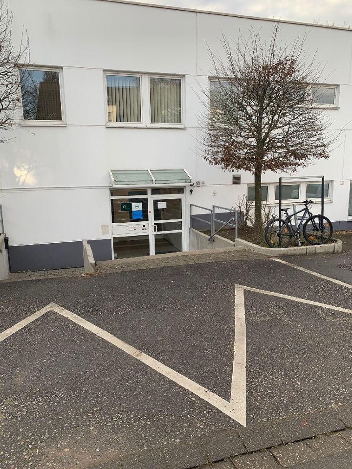 An Glasfaser angeschlossene Büro- und Lagerfläche; optimales, ruhiges Büro auf Wunsch mit Stellplatz in Ratingen