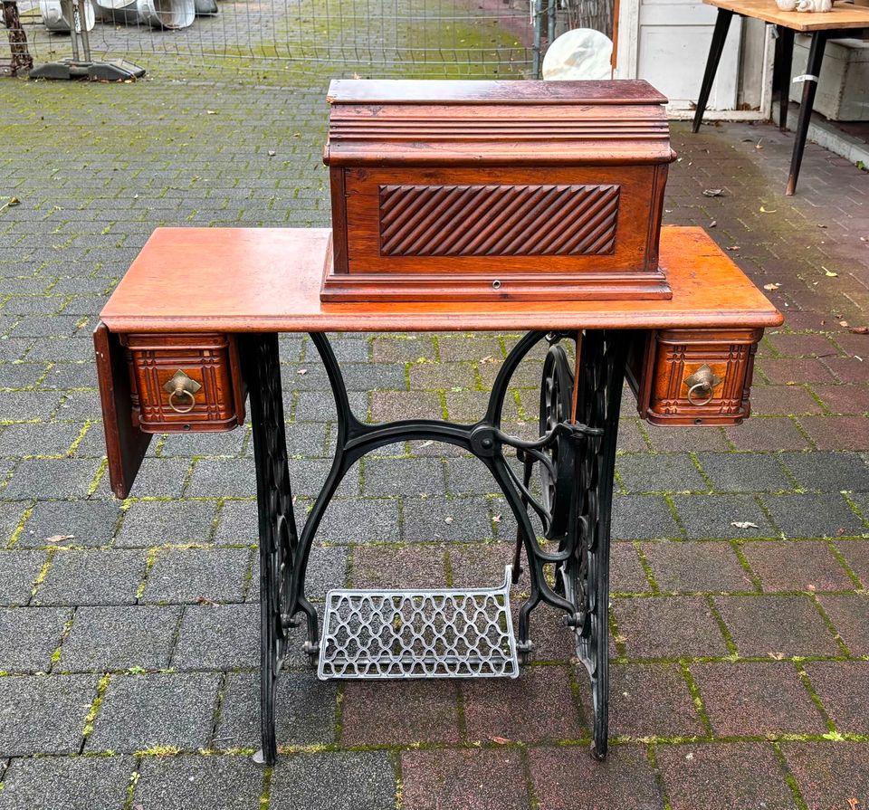 Antike mechanische Singer Nähmaschine mit Tischklappe Gründerzeit in Marktheidenfeld