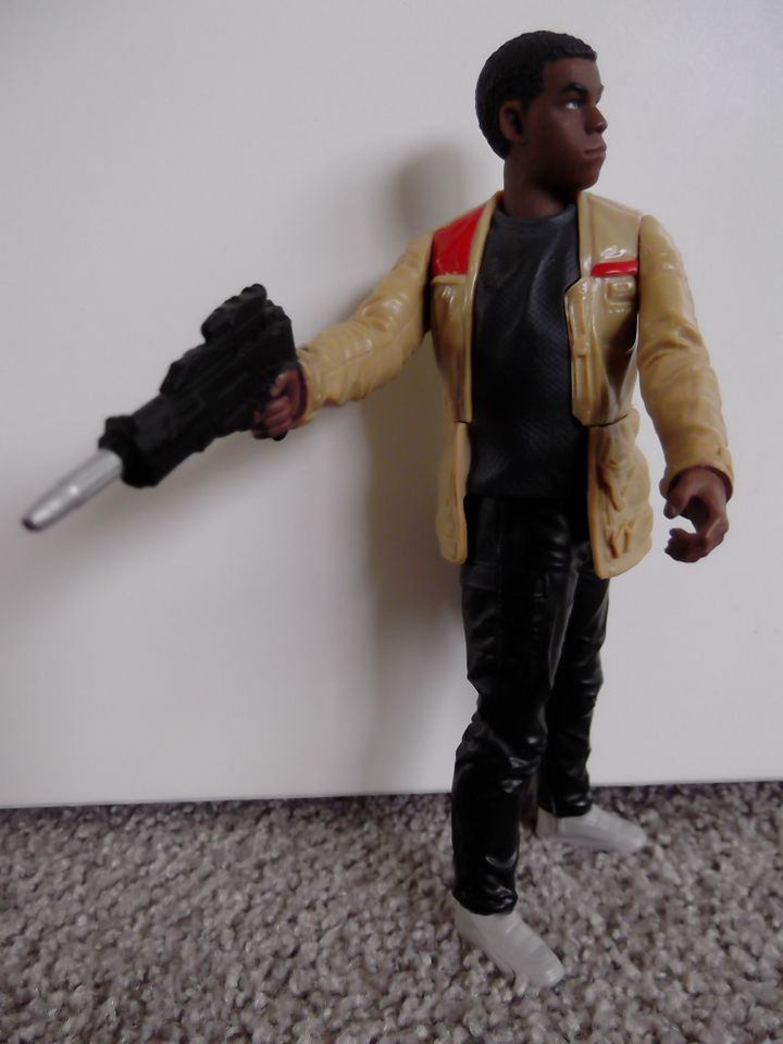 neue Hasbro Star Wars Figur Finn Jakku, black series in Bad Nauheim