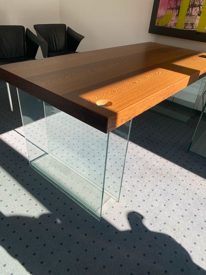 Schreibtisch mit Glasfuß in Hardert