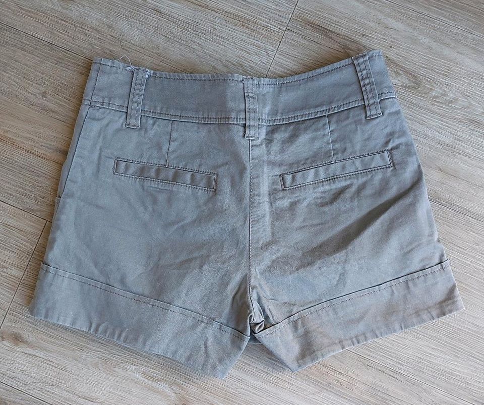 Shorts ~ H&M ~ braun ~ Größe 34 XS in Buchenberg