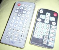 Schubladenfund: 2 Mini-Fernbedienungen für TV und DVD Player Nordrhein-Westfalen - Moers Vorschau