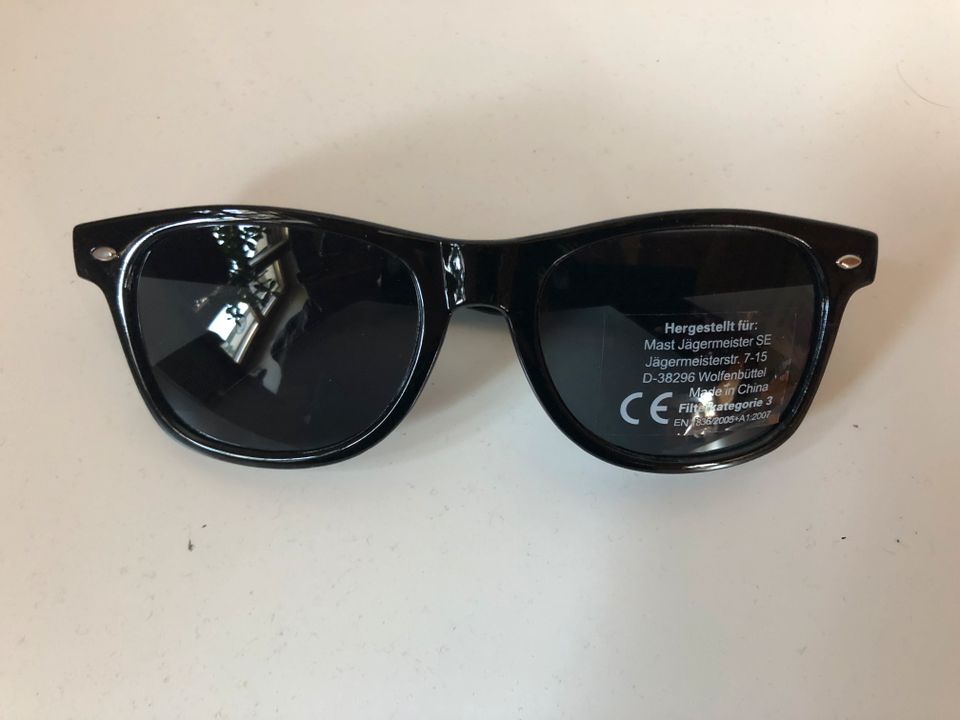 Jägermeister Sonnenbrille Schwarz mit orangem Schriftzug in Kumhausen