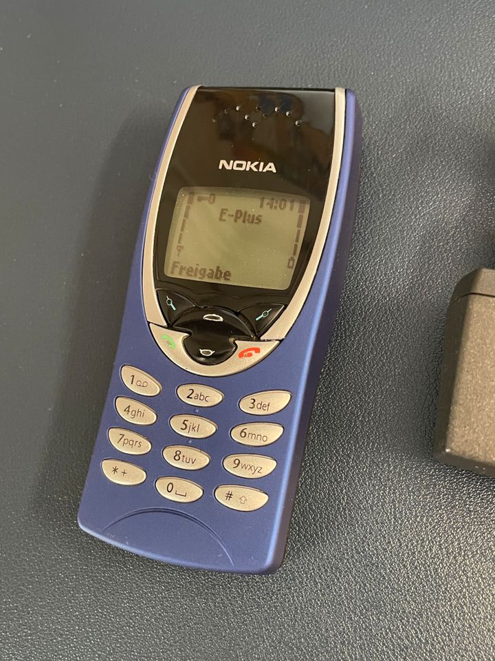 Nokia 8210 Handy blau Ladekabel Akku Neu in Berlin