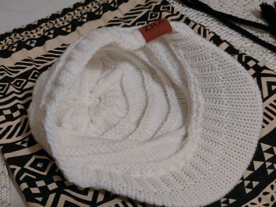 Gestricktes Basecap - weiß - für den Winter in Berlin