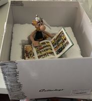 Asterix Comic Figur sitzt auf bücherstapel Nordrhein-Westfalen - Witten Vorschau