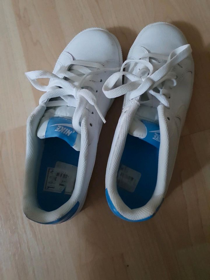 Nike Schuhe blau/weiß gr 38,5 in Hannover