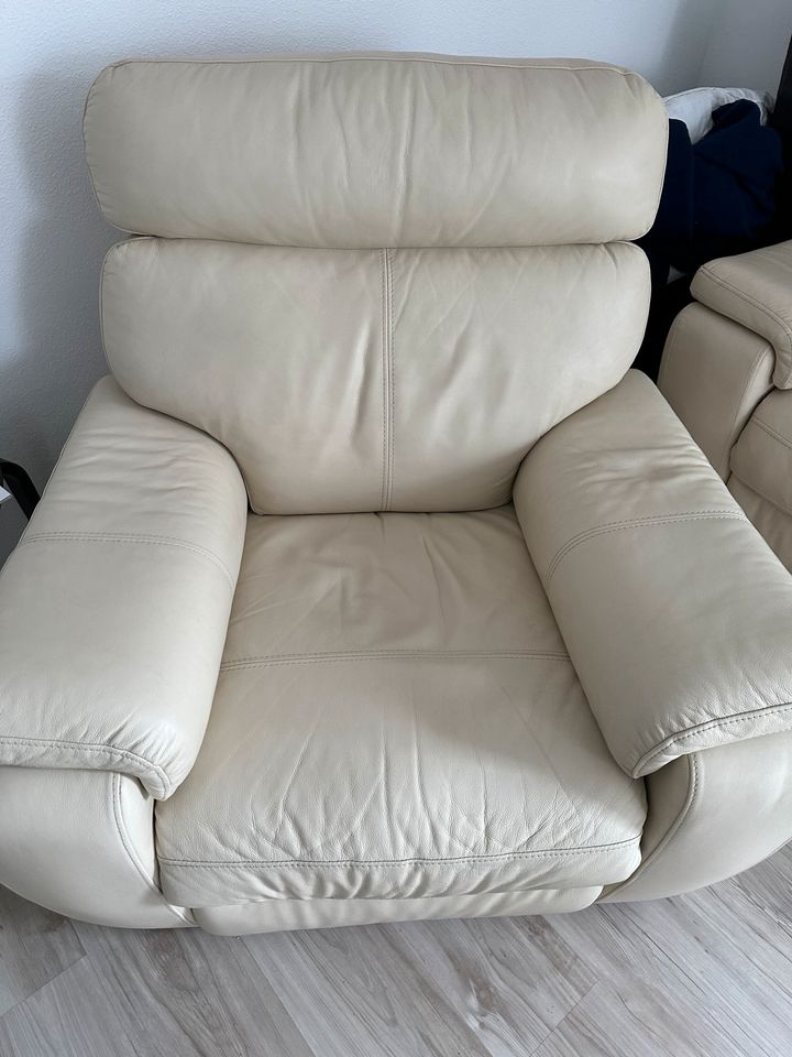Sofa / Couch, 3-Sitzer + 2 Sessel - ausziehbare Fußstützen in Mering