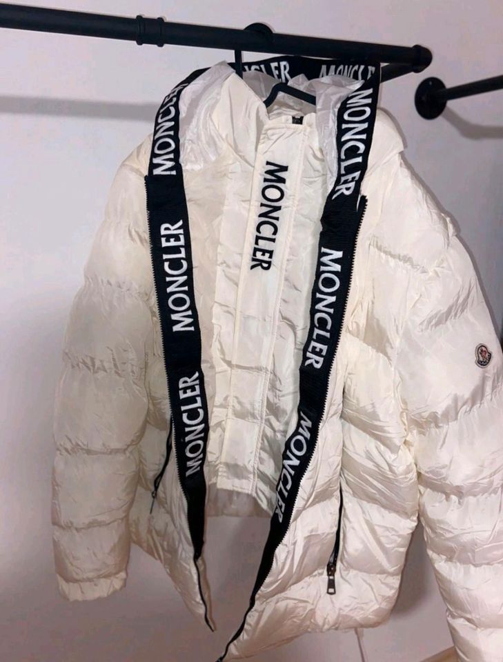 Moncler Winterjacke Creme in Reichshof